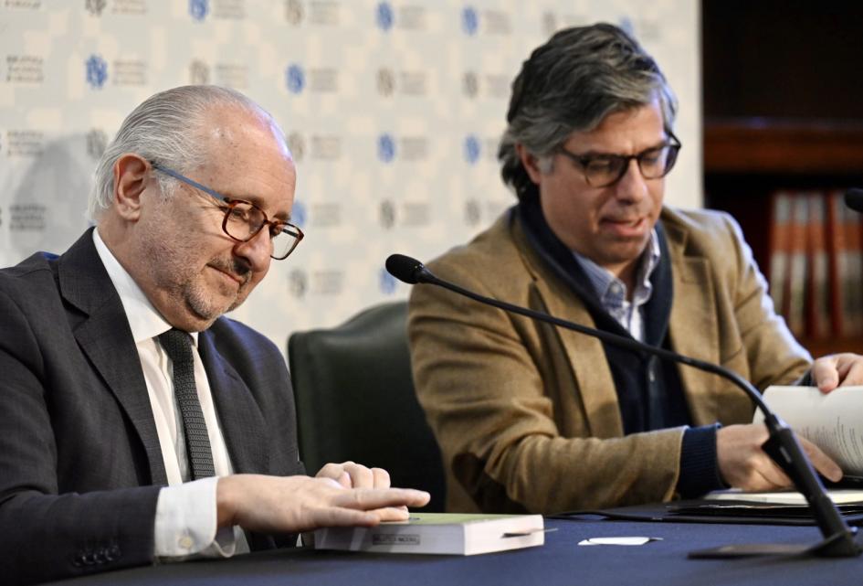 Da Silveira y Trujillo colocan pegotín y marcalibro en ejemplares para la Suelta de Libros. Da Silveira y Trujillo colocan pegotín y marcalibro en ejemplares para la Suelta de Libros.