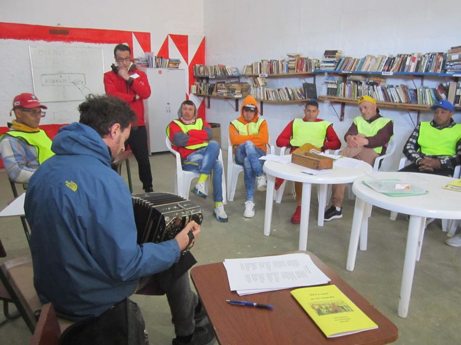 Personas atentas escuchando al autor