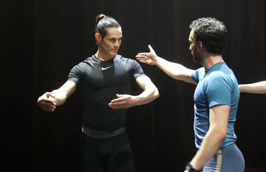 Edinson Cavani ensayando para el spot. Cavani ensayando ballet.