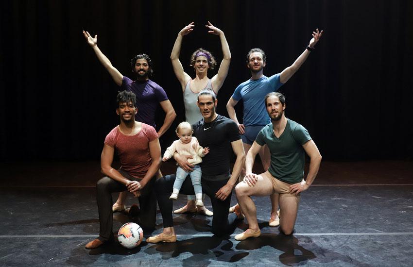 Cuerpo de baile con Edinson Cavani y su hija. Cuerpo de baile con Edinson Cavani y su hija.