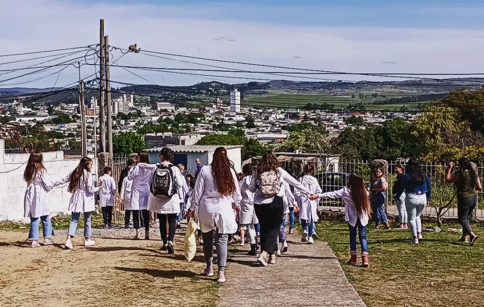 Caminando en las cercanías de la escuela