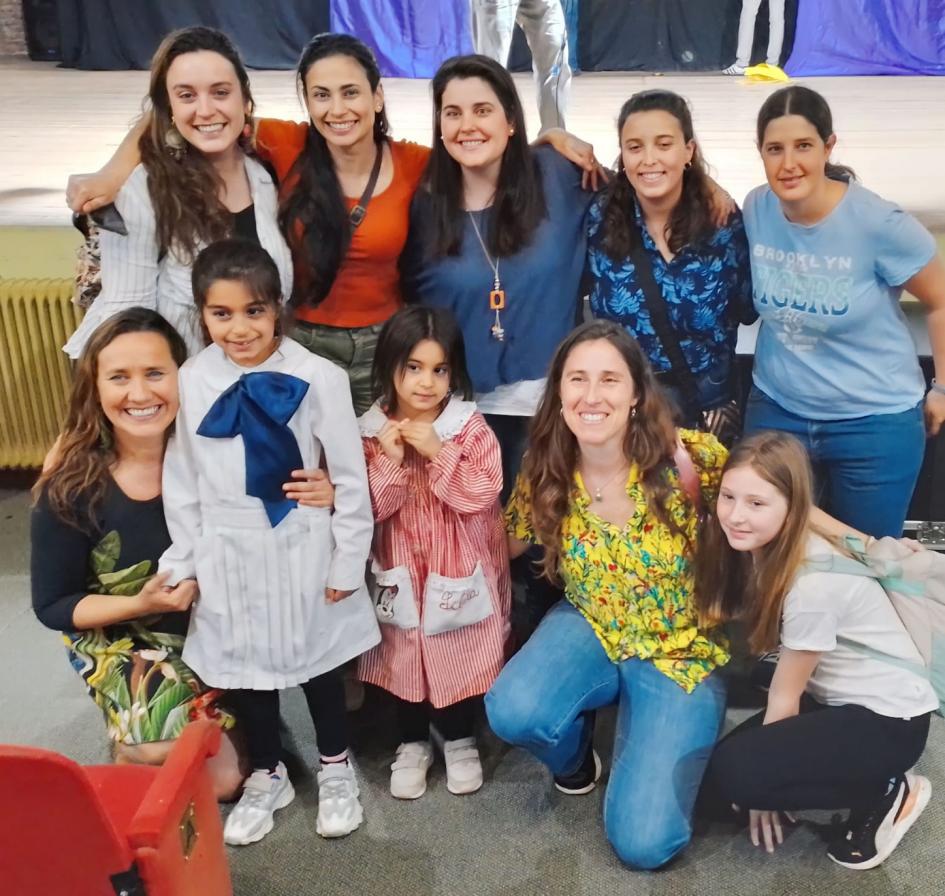 Foto grupal de las investigadoras con alumnas de la escuela Foto grupal de las investigadoras con alumnas de la escuela