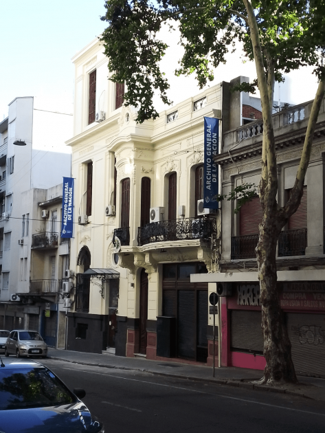 Actual edificio sede del AGN Fachada completa del edificio del AGN vista desde la distancia.