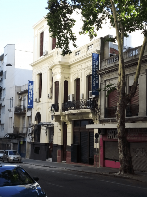 Fachada completa del edificio del AGN vista desde la distancia. 