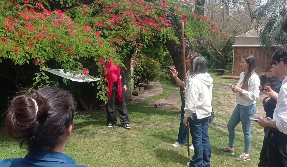 Pasantes e investigadores recolectando muestras Pasantes e investigadores recolectando muestras