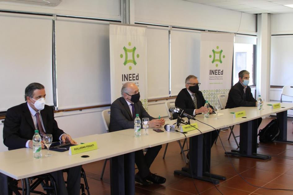 Doctor Guillermo Fossati, ministro de Educación y Cultura, Pablo da Silveira, presidente del INEEd Javier Lasida y maestro Pablo Caggiani