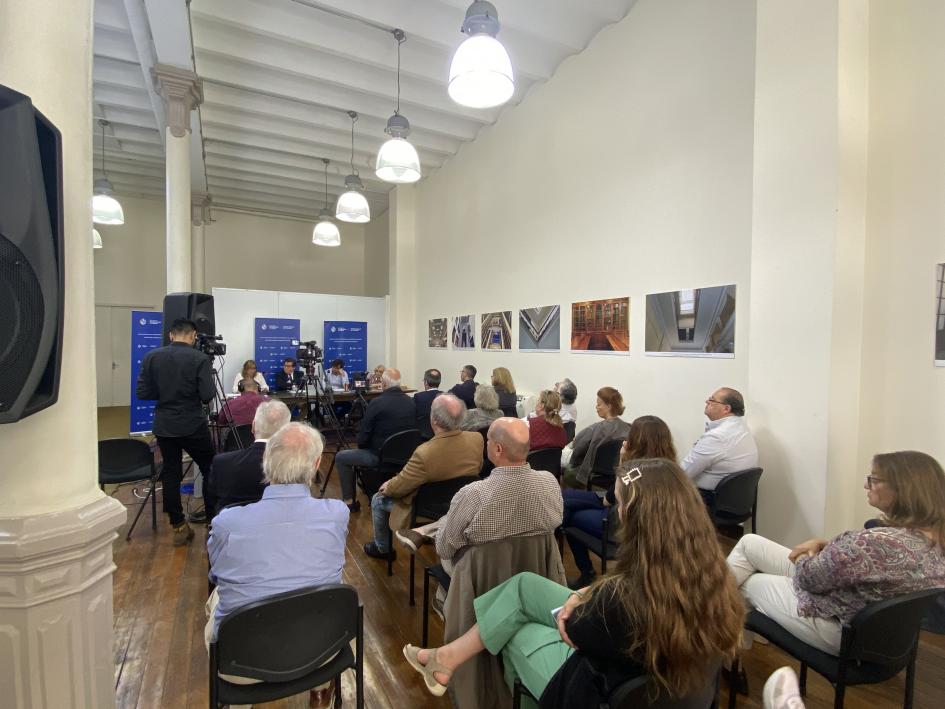 Vista del público durante la presentación en la Sala de Actos de AGN Disertantes en la mesa temática
