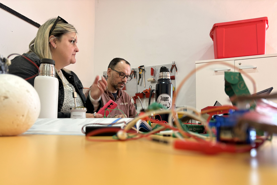 Ceibal y el MEC inauguraron un nuevo espacio Ceilab en el CECAP de Melo Docentes en el Ceilab