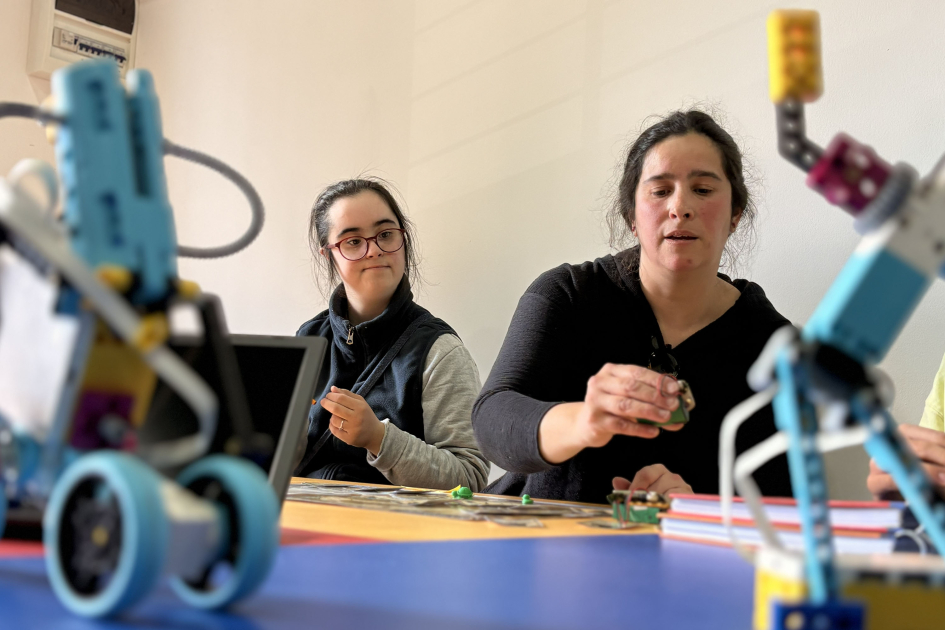 Ceibal y el MEC inauguraron un nuevo espacio Ceilab en el CECAP de Melo Estudiante y docente