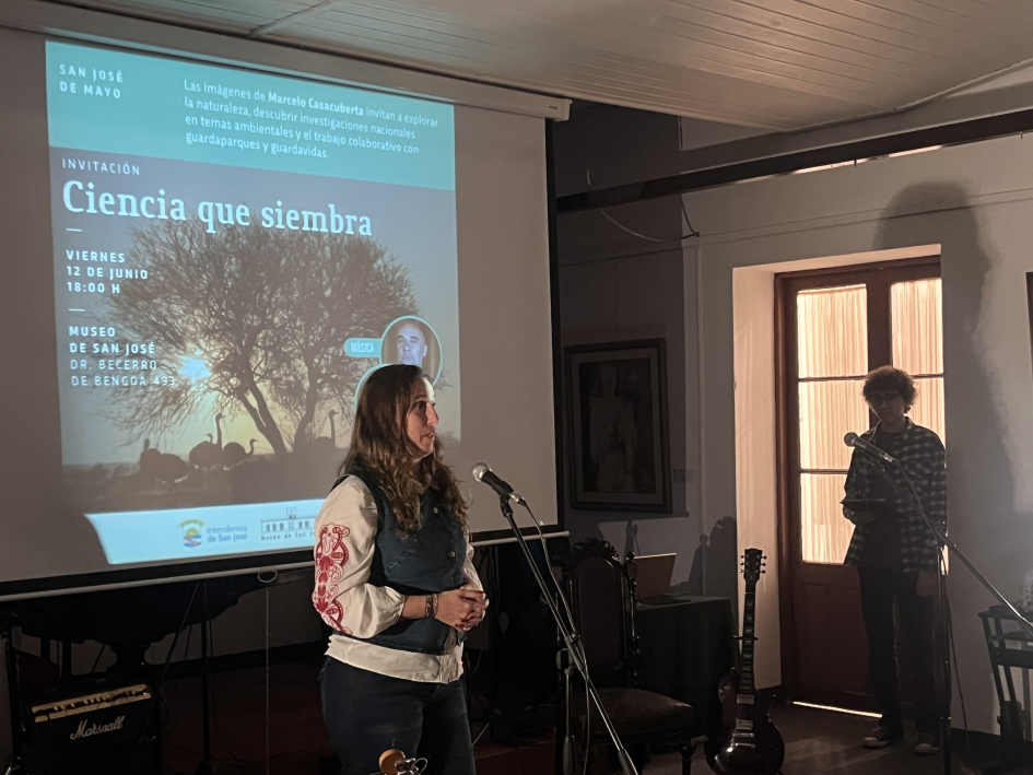 Leticia Bidegaray-Batista, integrante del equipo coordinador de la muestra durante la inauguración Leticia Bidegaray-Batista, integrante del equipo coordinador de la muestra durante la inauguración