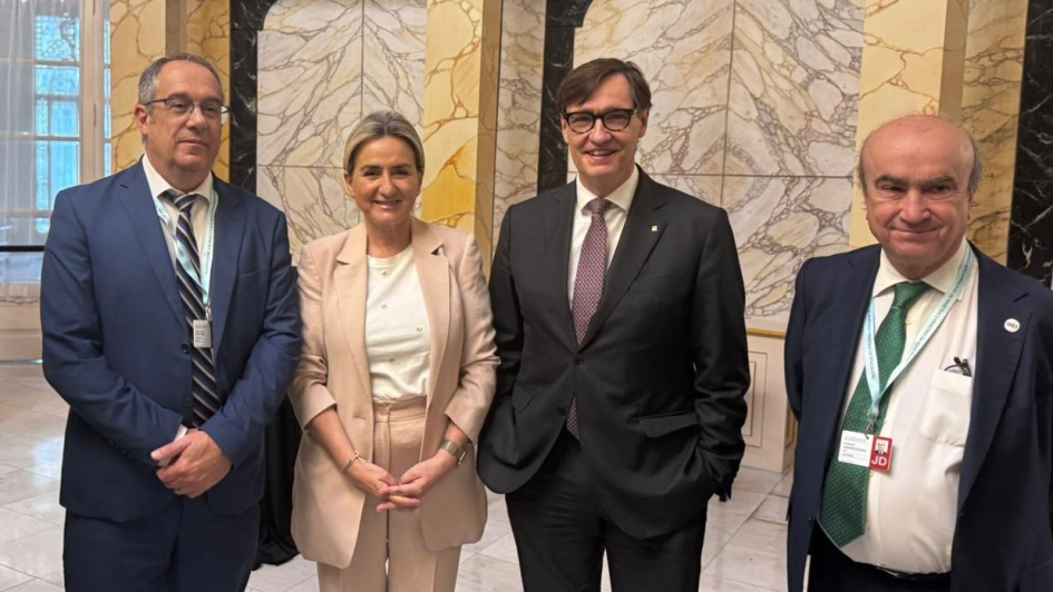 Ministro, José Carlos Mahía, acompañado de autoridades españolas.