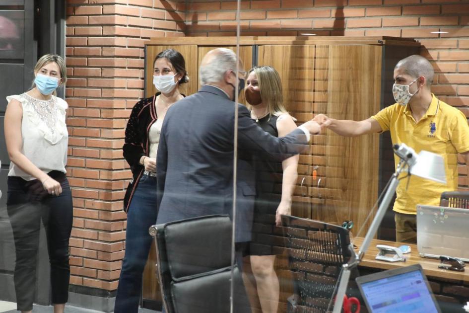 Ministro saludando a equipo Ministro saludando a equipo