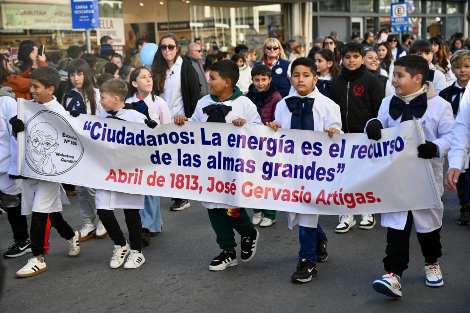 Desfile de instituciones educativas