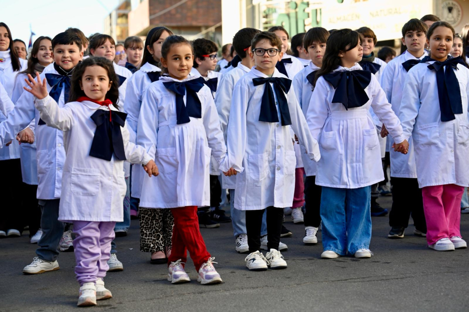 Desfile de instituciones educativas
