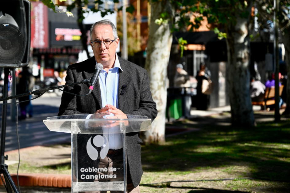Ministro Mahía en Homenaje a docentes