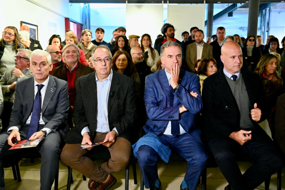 Recorrida de autoridades por el Centro Cultural Pareja