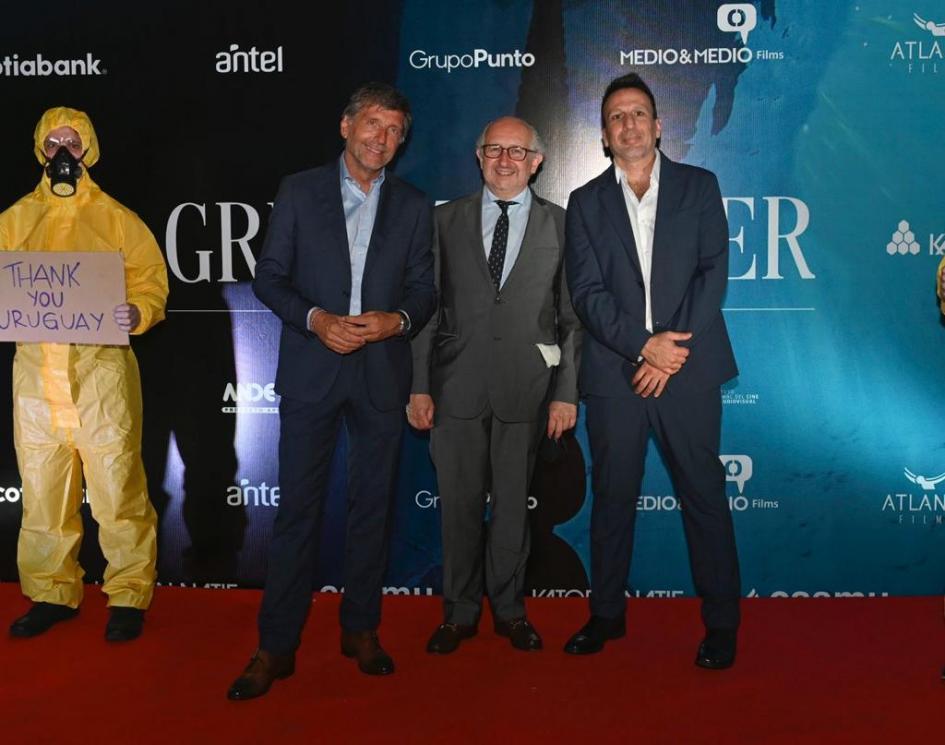 Ministro junto a los realizadores en la avant premiere del documental sobre el Greg Mortimer