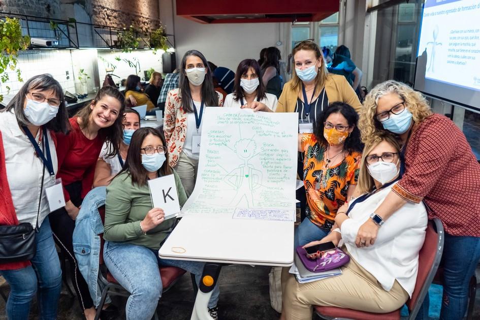Participantes del décimo módulo del Seminario Nuevos Rumbos Personas reunidas en un taller