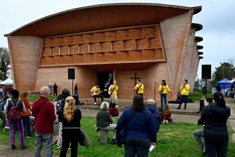 Celebración de la Obra de Eladio Dieste, Iglesia de Atlántida, como Patrimonio Mundial de la Unesco Fachada de la Iglesia Cristo Obrero de Atlántida