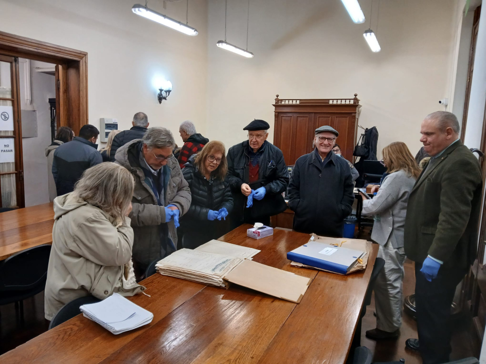 Muestra de libros y base de datos inmigrantes a socios del Instituto Genealógico del Uruguay. Muestra de libros y base de datos inmigrantes a socios del Instituto Genealógico del Uruguay.