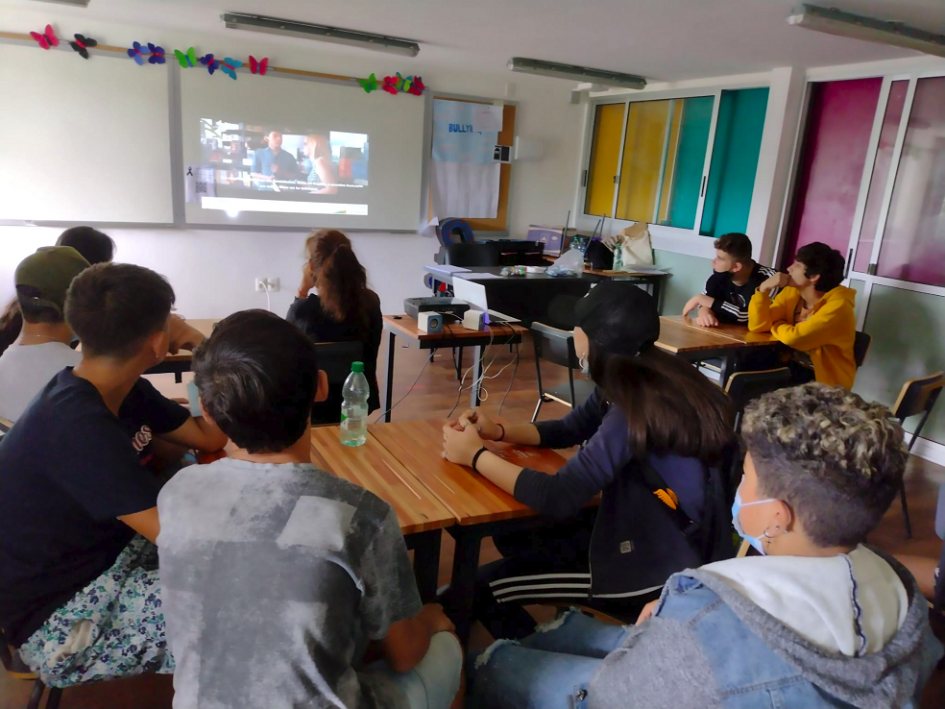 Grupo de adolescentes mirando un audiovisual