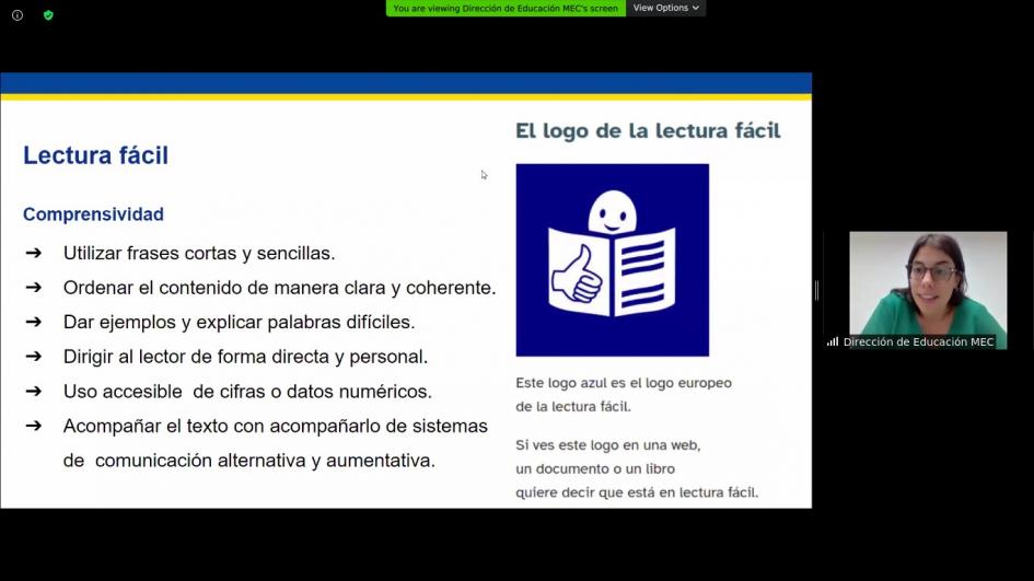 Articuladora en Territorio exponiendo diapositiva que contiene el pictograma de Lectura Fácil y