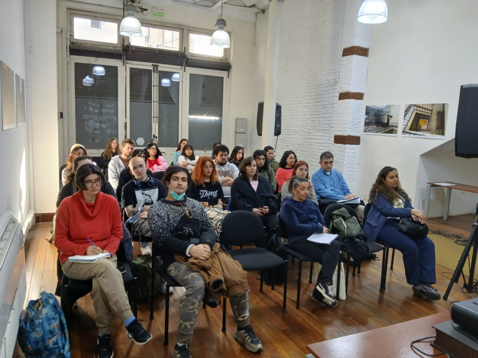 Estudiantes en salón de actos del Archivo General de la Nación