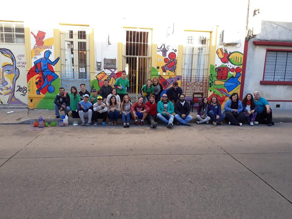 Participantes en la jornada Plano general de los participantes frente al Centro Juvenil