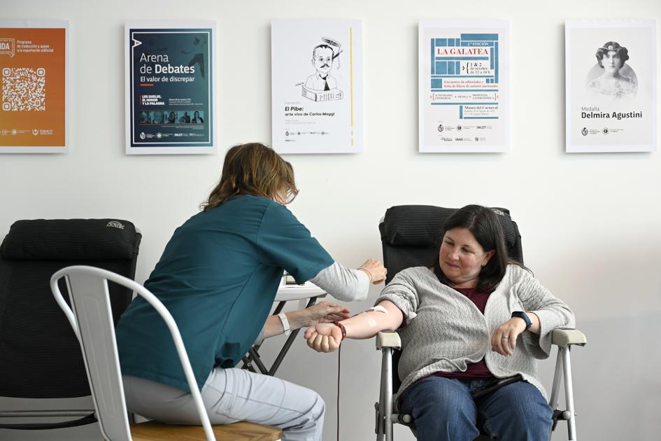 Persona en camilla donando sangre