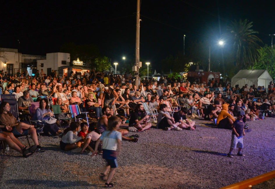 Plano general del público en escenario al aire libre.