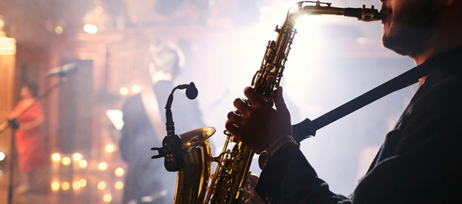 Persona tocando instrumento musical