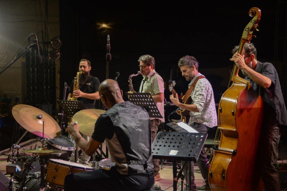 Músicos tocando en vivo