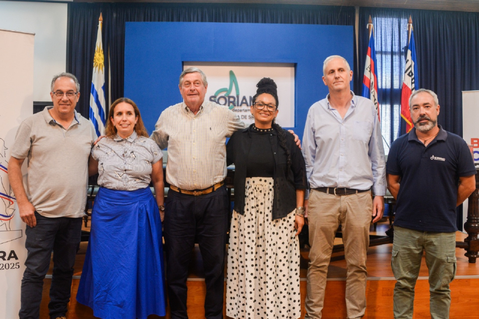 Participantes de la reunión posan para foto.