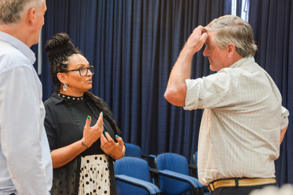 Personas conversando.