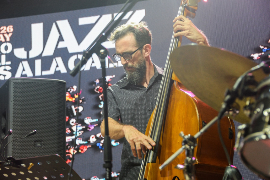 Músico tocando instrumento.