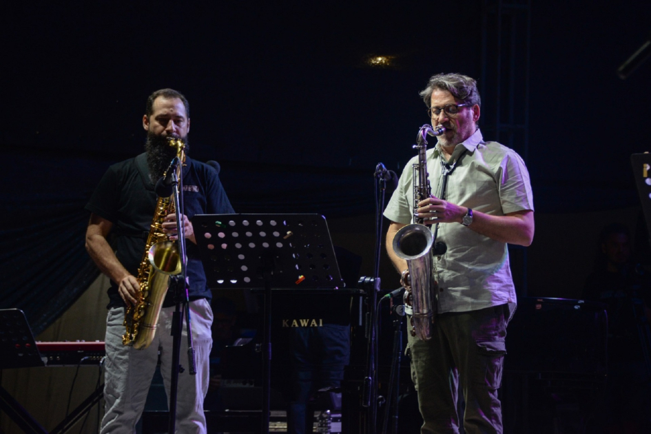 Músicos en vivo tocando instrumentos.