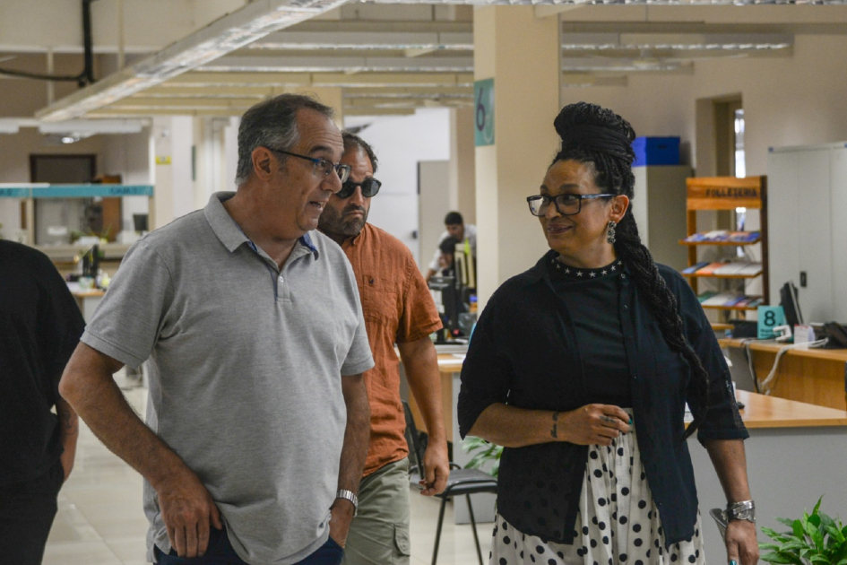 Ministro junto a autoridades recorren la intendencia.