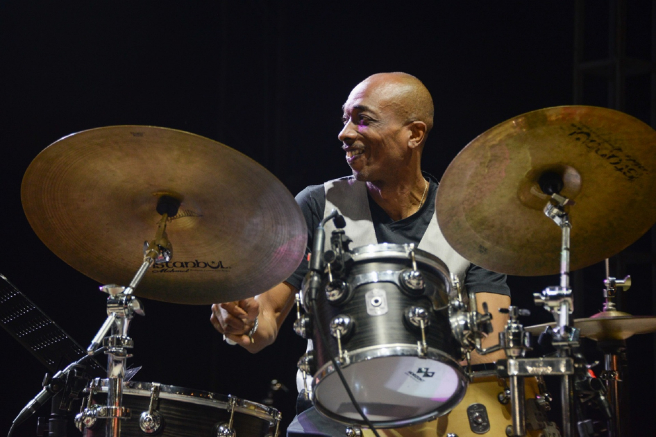 Músico tocando batería.