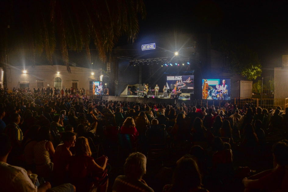 Plano general de Jazz a la calle.