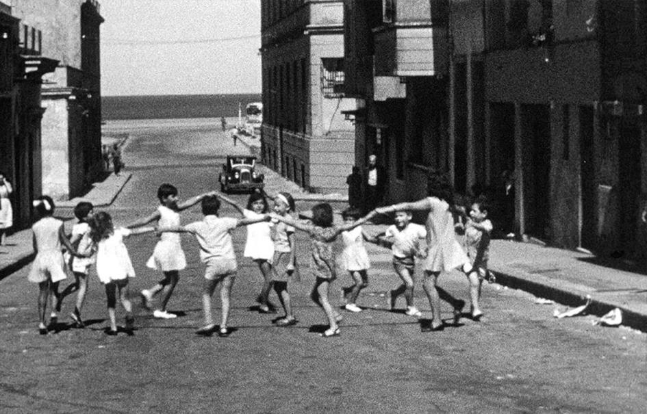 Recuperación de juegos tradicionales Foto antigua con niños en ronda