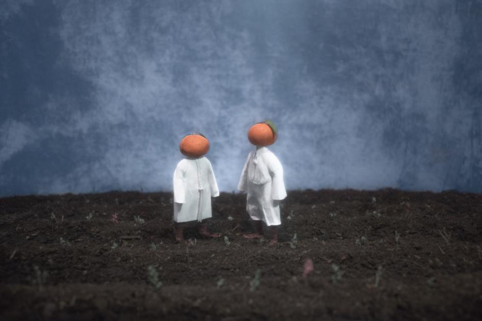 "Niños recolectores de naranjas" - Julissa Dura figuras como niños con túnica con cabezas de naranja