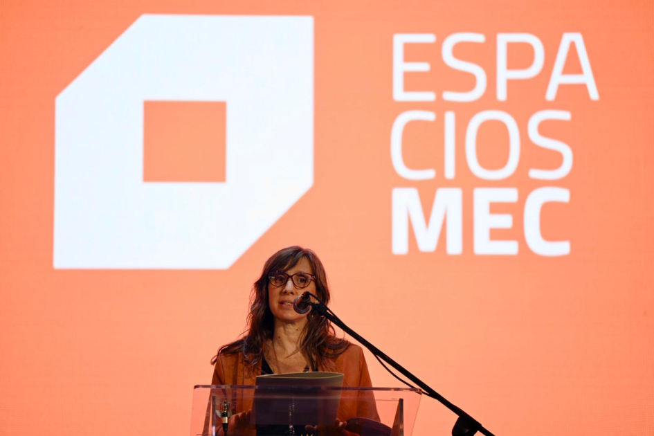 Karina Acosta coordinadora nacional de Espacios MEC durante el acto oficial. Persona hablando al público