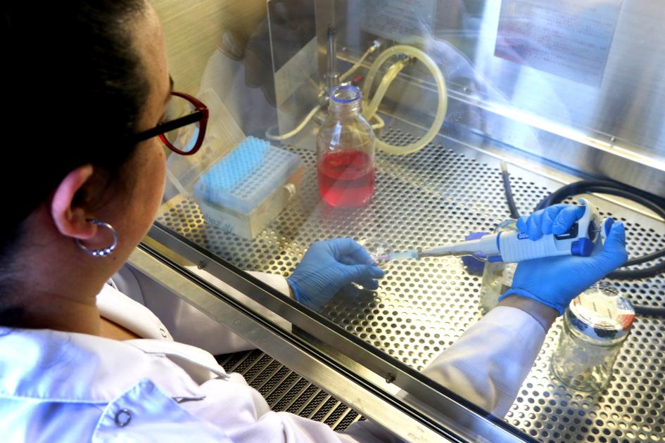 Investigadora del IIBCE preparando muestras en el laboratorio.