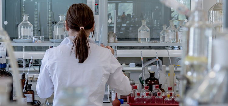 Persona en laboratorio Persona en laboratorio