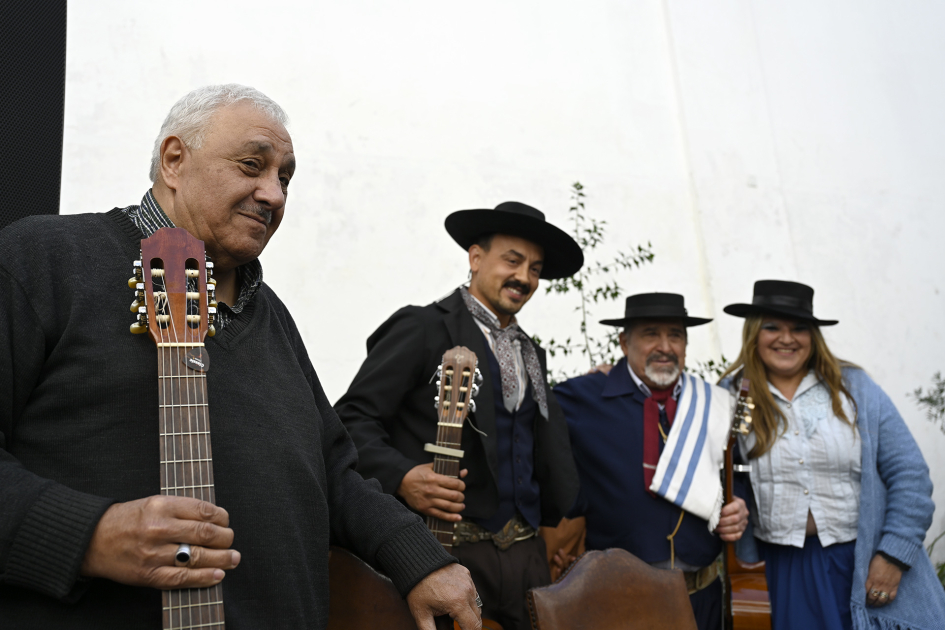 del grupo de payadores Mariela Acevedo, Leonardo Silva y Miguel Ángel Olivera. 
