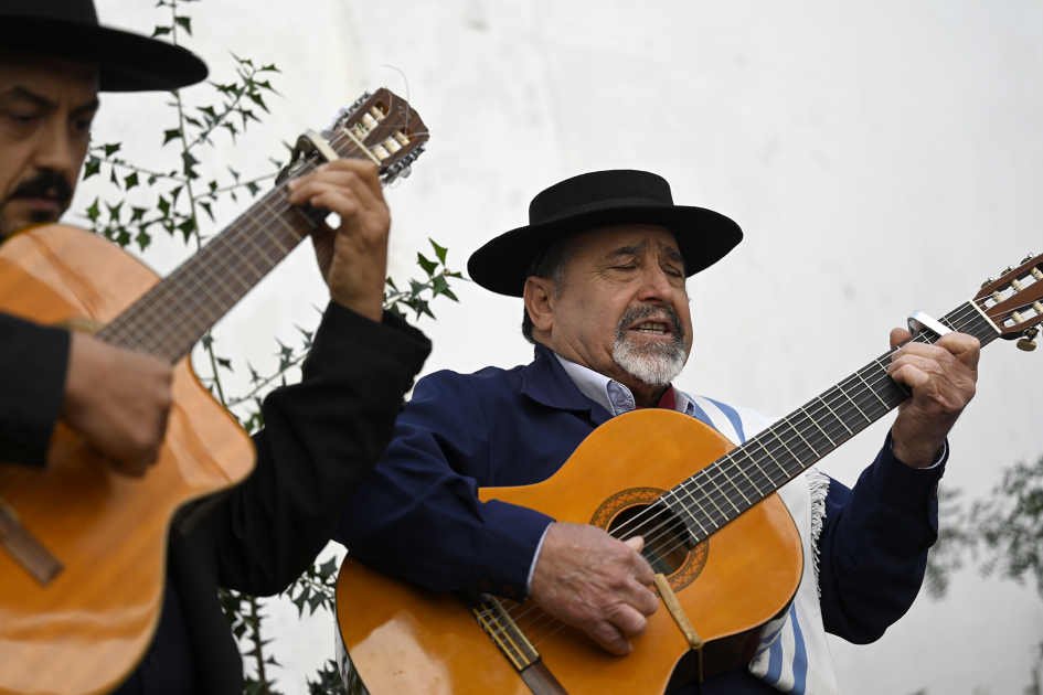 del grupo de payadores Mariela Acevedo, Leonardo Silva y Miguel Ángel Olivera. 