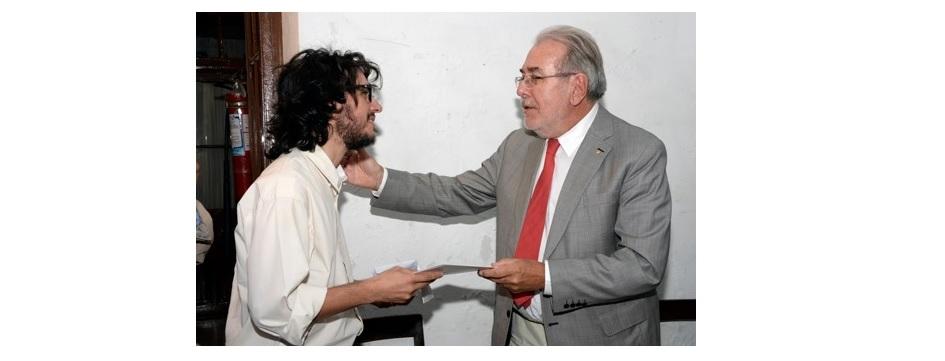 Leonardo de León, presidente Adolfo Elizaincín Imagen de Leonardo de León recibiendo el diploma