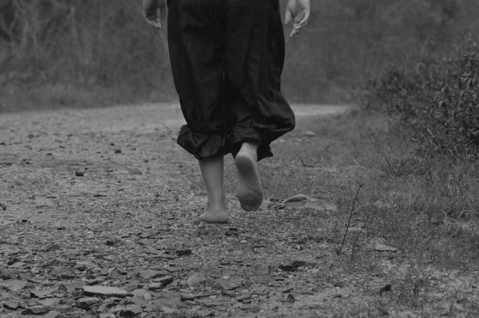 "Milonga del caminante" - Luis Miguel Sosa pies sobre camino de piedras