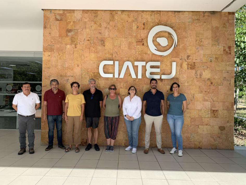 Investigadores y técnicos vinculados la proyecto en la sede del CIATEJ 