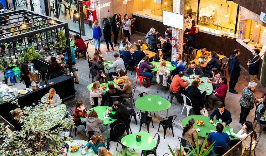 Participantes en el comedor en el momento de descanso para comer Participantes en el comedor en el momento de descanso para comer